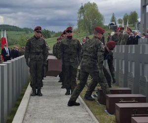„Dziś wracają do siebie”. Pogrzeb żołnierzy NSZ po dekadach od komunistycznej zbrodni
