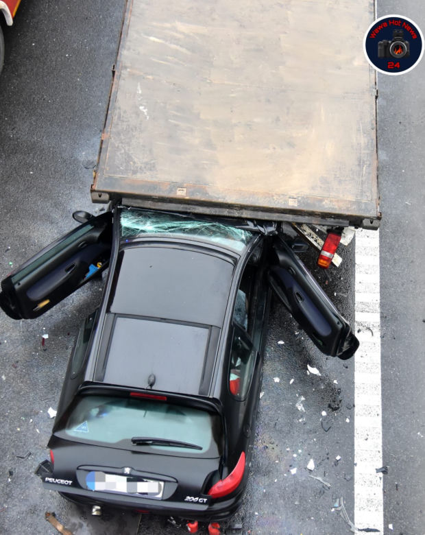 Peugeot sprasowany na trasie S8