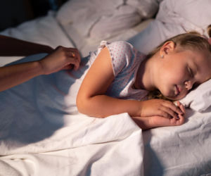 Dziecko budzi się w nocy z bólem nóg? Nie zawsze to tylko bóle wzrostowe