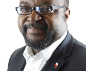 Godson handluje kurczakami w Nigerii