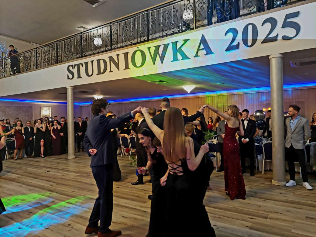 Dwa polonezy na studniówce bydgoskiej Handlówki. W jednym pomogli nauczyciele