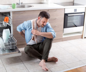 Częsty ból pleców przy zmywarce? Jeden prosty trik może zmniejszyć go o połowę. Ratuje plecy i nadgarstki