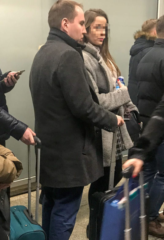 Tak całuje wiceminister Andruszkiewicz na dworcu