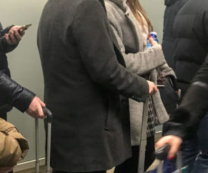 Tak całuje wiceminister Andruszkiewicz na dworcu