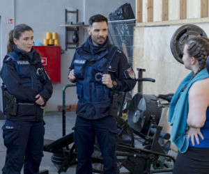 Policjantki i Policjanci, odcinek 1385: Marek odbiera poród w aucie, a tajemnicza kobieta wciąga patrol w sieć kłamstw