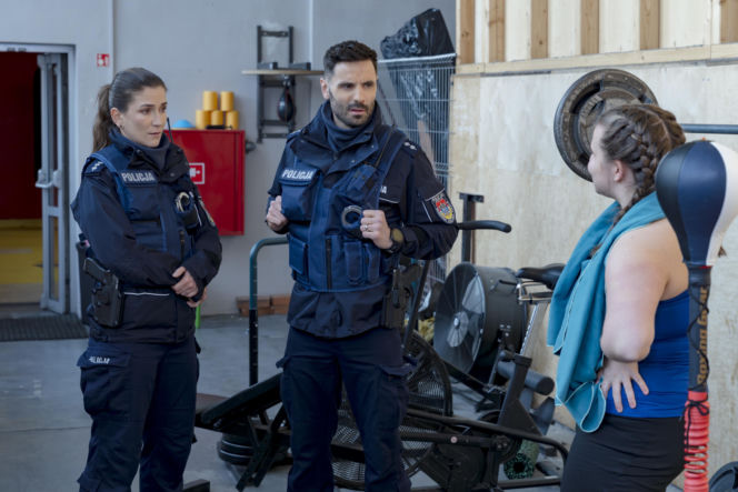 "Policjantki i Policjanci", odcinek 1385: Marek odbiera poród w aucie, a tajemnicza kobieta wciąga patrol w sieć kłamstw