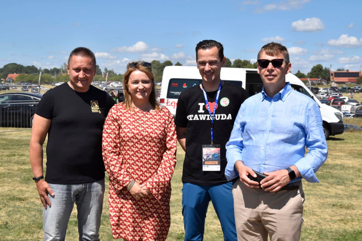 Rodzinny Piknik Lotniczy w Gryźlinach 2023. Lotnicy-akrobaci zachwycili publiczność