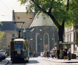 Tramwaj przy przystanku Plac Wszystkich Świętych