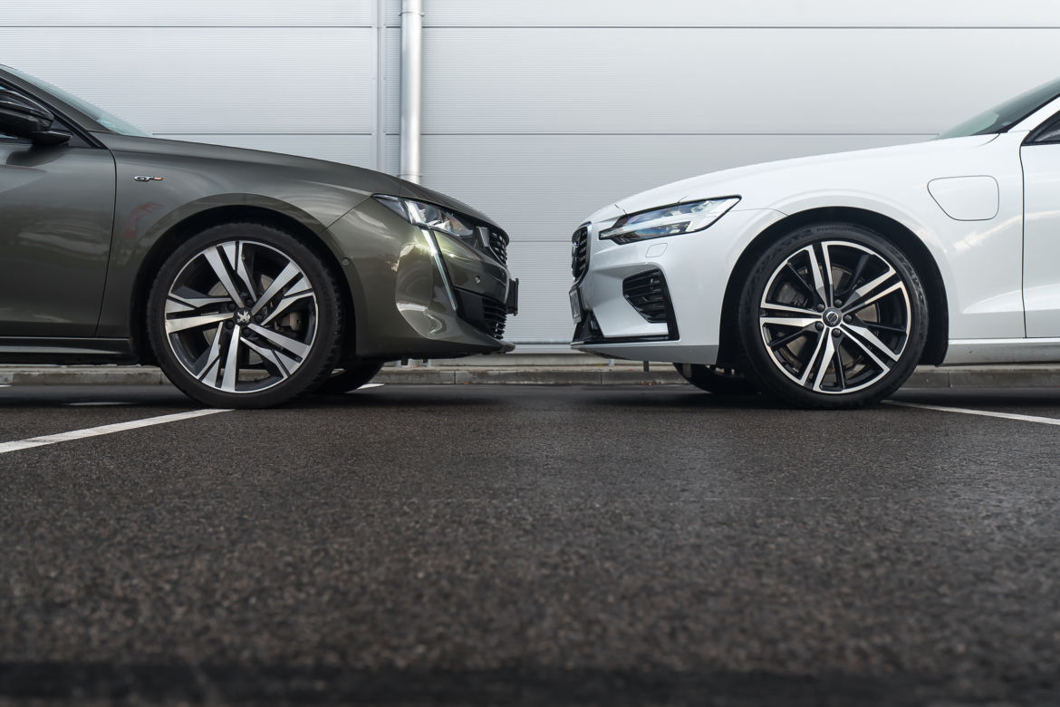 Volvo V60 T8 Twin Engine AWD R-Design AT8 vs. Peugeot 508 SW GT 2.0 BlueHDI 177 KM AT8
