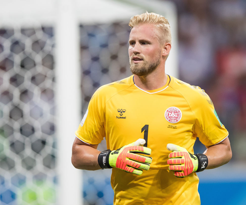 Bramkarz Kasper Schmeichel w żółtej bluzie z numerem 1 i rękawicach. O jego nowej pracy w Uberze przeczytasz na SE.
