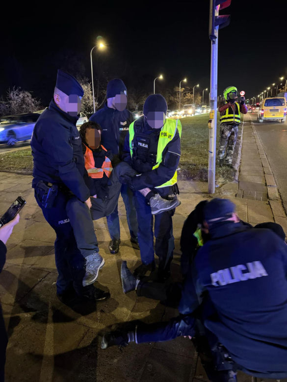 Warszawa. Ostatnie Pokolenie zablokowało Wisłostradę pod mostem Gdańskim. Aktywistów zabrała policja [ZDJĘCIA].