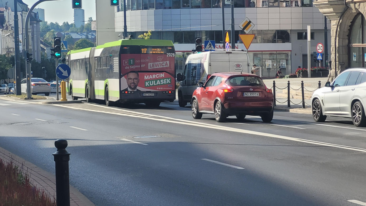 Na autobusach, słupach, budynkach. Bannery wyborcze "zalały" Olsztyn [ZDJĘCIA]