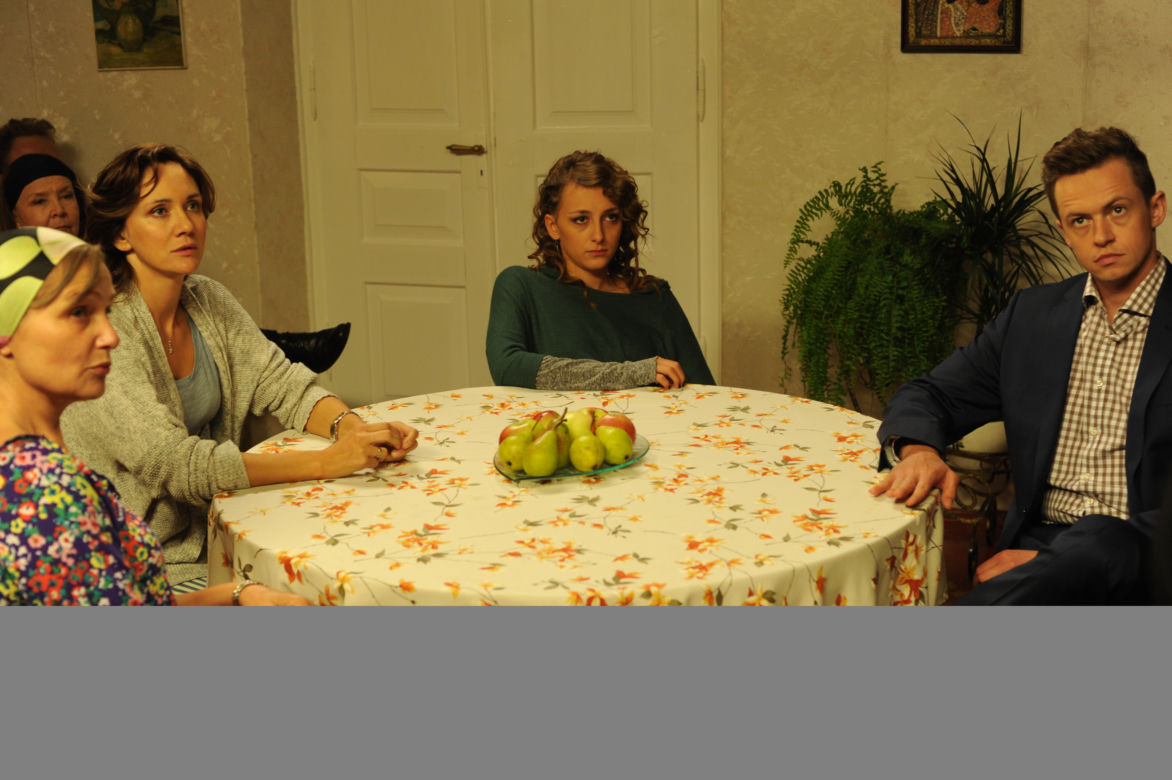 Ranczo 9 sezon odc. 108. Lucy (Ilona Ostrowska), Solejukowa (Katarzyna Żak), Fabian Duda (Piotr Ligienza), Kinga (Agnieszka Pawełkiewicz)