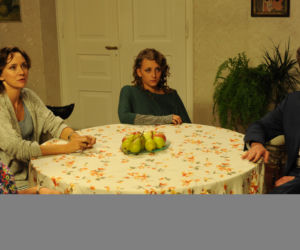 Ranczo 9 sezon odc. 108. Lucy (Ilona Ostrowska), Solejukowa (Katarzyna Żak), Fabian Duda (Piotr Ligienza), Kinga (Agnieszka Pawełkiewicz)