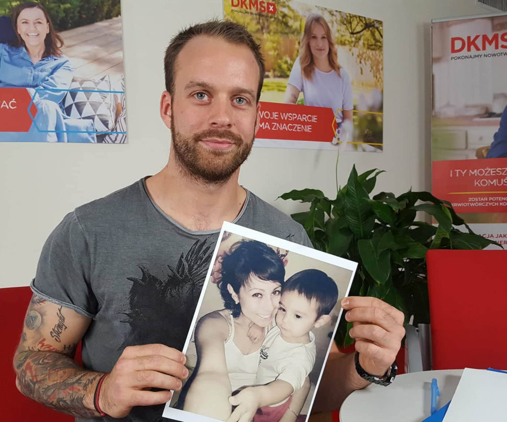 Piotr Kruszyński ze zdjęciem Blanki, której oddał szpik