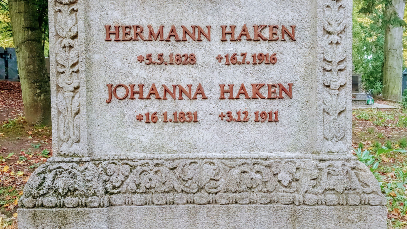 Grób Hermanna Hakena na Cmentarzu Centralnym w Szczecinie