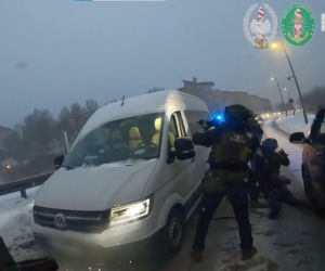 Straż Graniczna weszła jednocześnie do 17 lokali w Pomorskiem, a podczas pościgu ulicami Gdańska padły strzały w opony uciekających aut