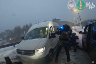 Straż Graniczna weszła jednocześnie do 17 lokali w Pomorskiem, a podczas pościgu ulicami Gdańska padły strzały w opony uciekających aut