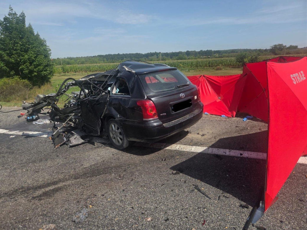 Tragiczne zderzenie osobówki z ciężarówką na DK9 w Jasienicy. Kierowca jednego z pojazdów zginął na miejscu