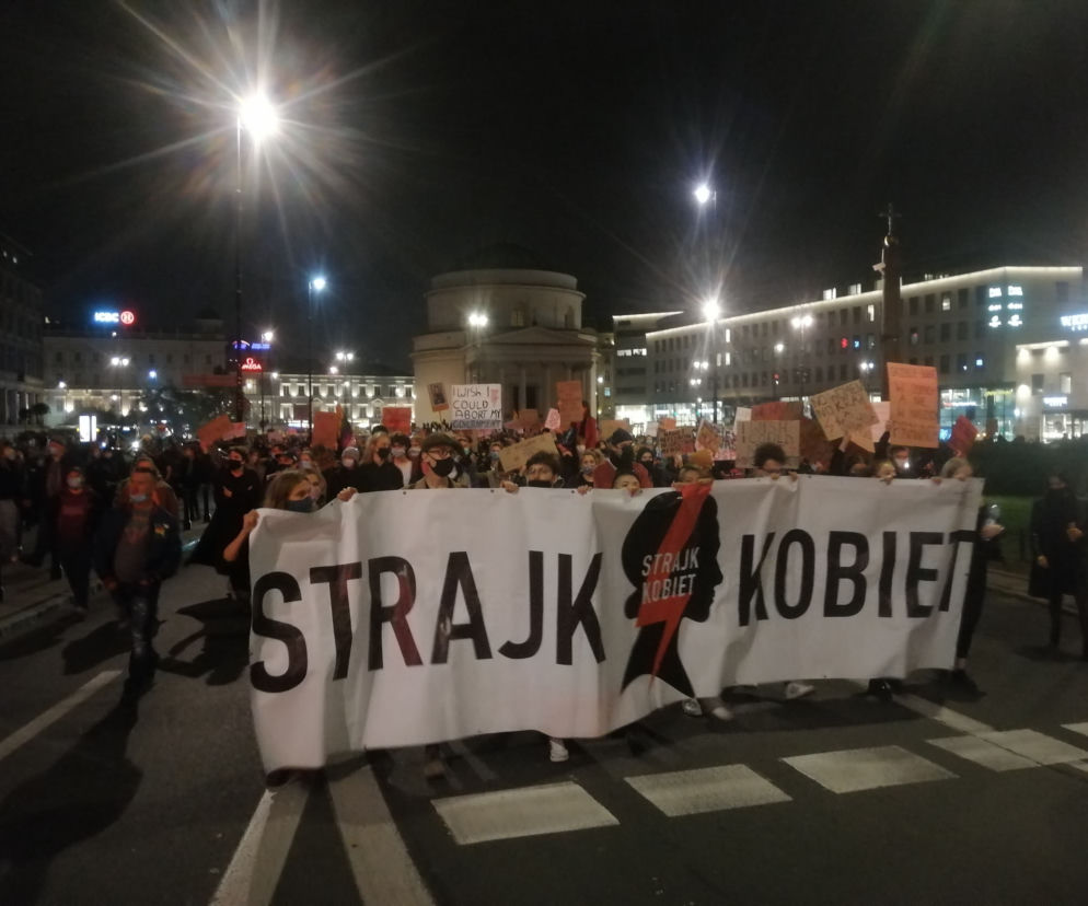 Protestujący idą w kierunku Trybunału Konstytucyjnego 