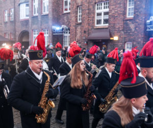 Barbórka 2025. Pobudka górnicza na Nikiszowcu w wykonaniu Orkiestry Wieczorek