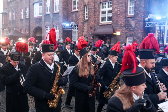Barbórka 2025. Pobudka górnicza na Nikiszowcu w wykonaniu Orkiestry Wieczorek
