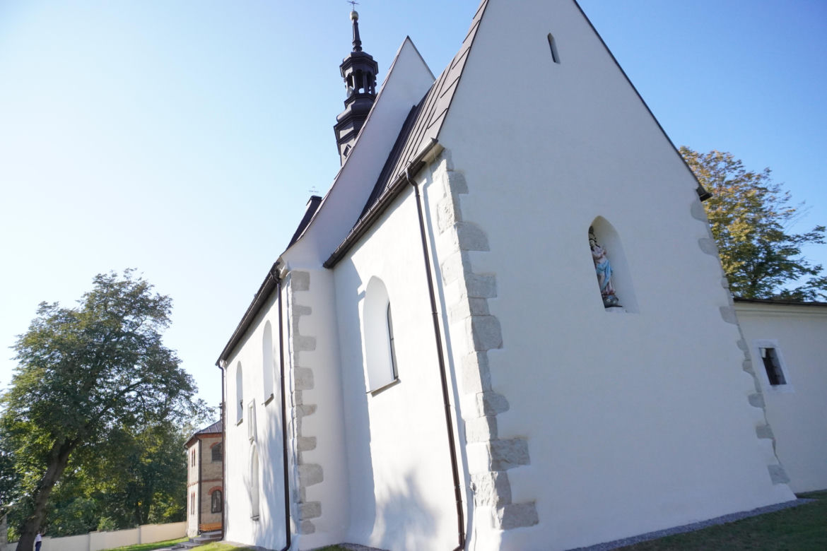 Ta mała wieś skrywa niezwykłą historię. Świątynia stoi tu od 1362 roku