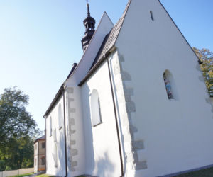 Ta mała wieś skrywa niezwykłą historię. Świątynia stoi tu od 1362 roku