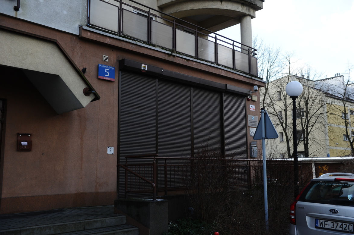 Grasują z odurzającymi maseczkami!? Mieszkańcy Pragi przerażeni. Spółdzielnia ostrzega przed zuchwałymi złodziejami