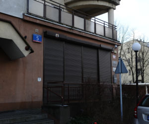 Grasują z odurzającymi maseczkami!? Mieszkańcy Pragi przerażeni. Spółdzielnia ostrzega przed zuchwałymi złodziejami