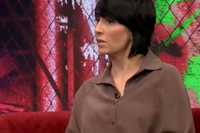 Wokalistka Tatiana Okupnik w ciemnej koszuli podczas wywiadu. O jej powrocie do muzyki przeczytasz na Mediateka.