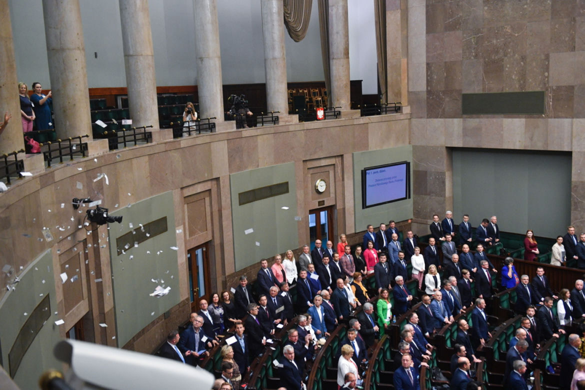 Klaudia Jachira rzuca pieniędzmi w Sejmie