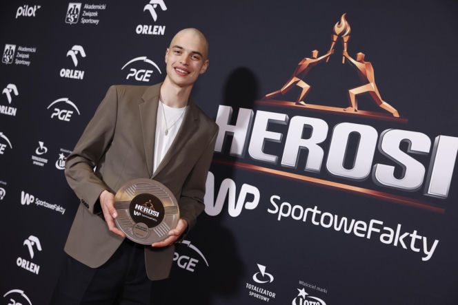 Władimir Semirunnij wsparł zrzutkę u Łatwoganga. Olimpijczyk zgolił włosy i przekazał medal na aukcję