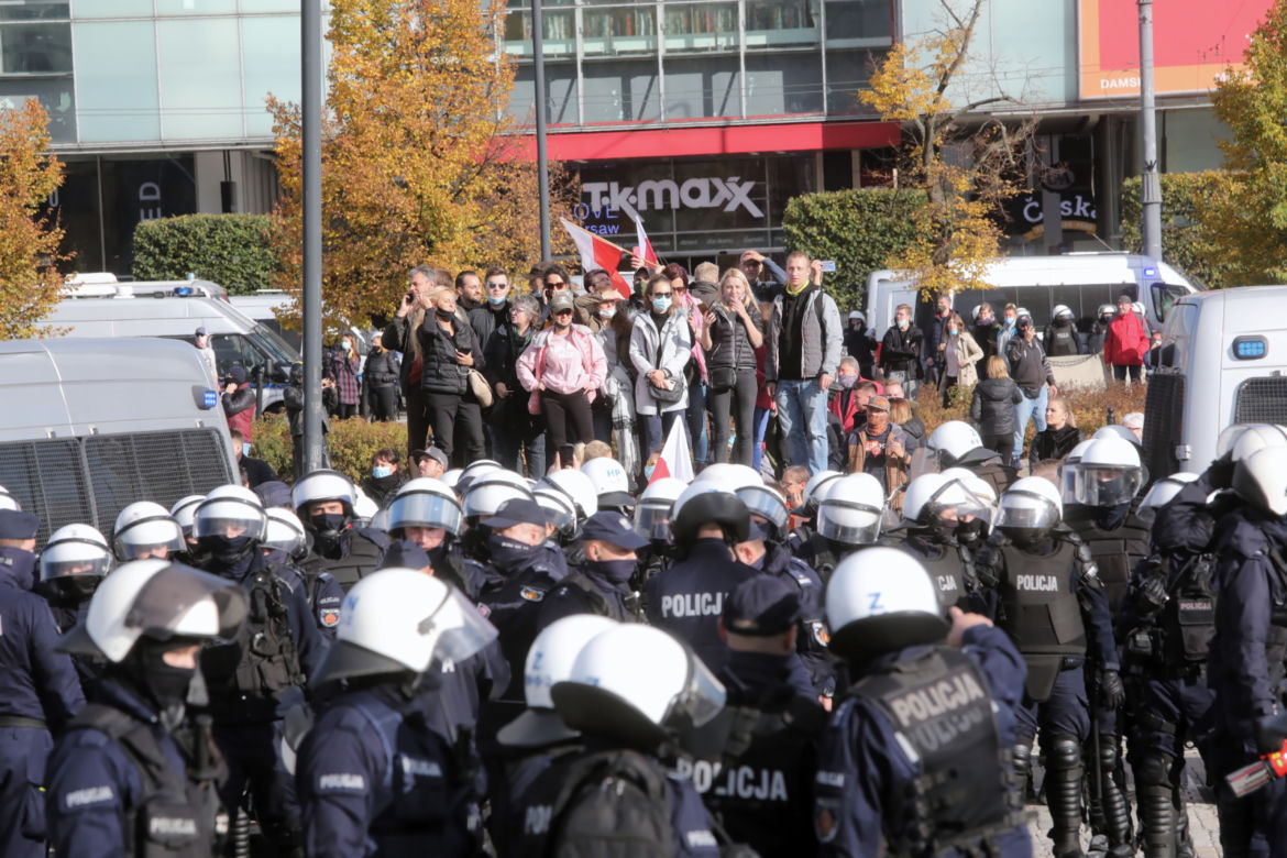 Protest antycovidowców i przedsiębiorców na Placu Defilad