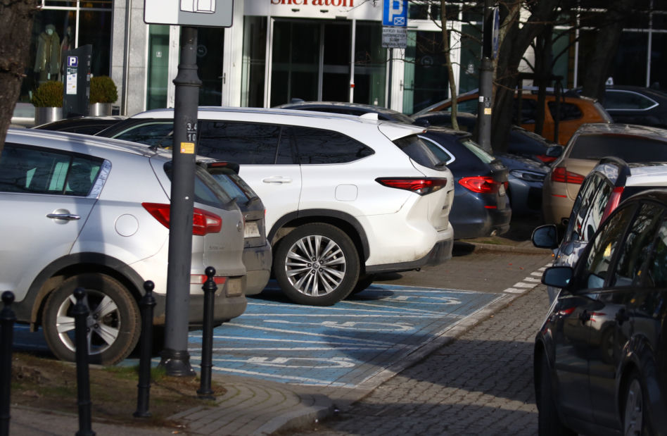 Piasek parkuje na miejscu dla niepełnosprawnych