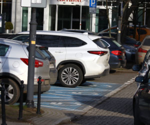 Piasek parkuje na miejscu dla niepełnosprawnych