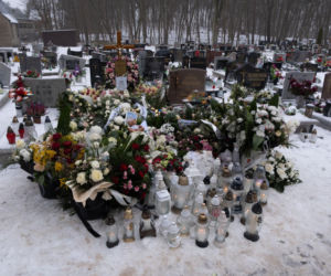 Mama i córka spoczęły w jednym grobie.