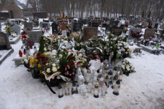 Mama i córka spoczęły w jednym grobie.