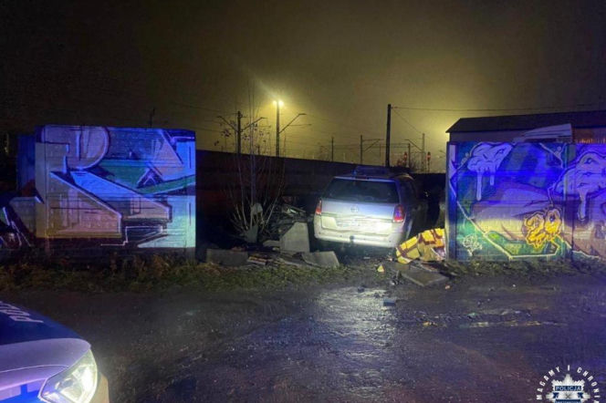 Pijany, poszukiwany, z dożywotnim zakazem jazdy! Jazdę zakończył na ogrodzeniu