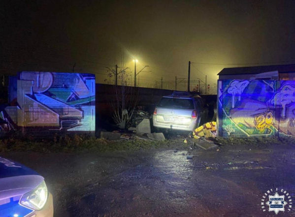 Spektakularny pościg w Kielcach. Pijany, poszukiwany, z dożywotnim zakazem jazdy, ucieczkę zakończył na ogrodzeniu