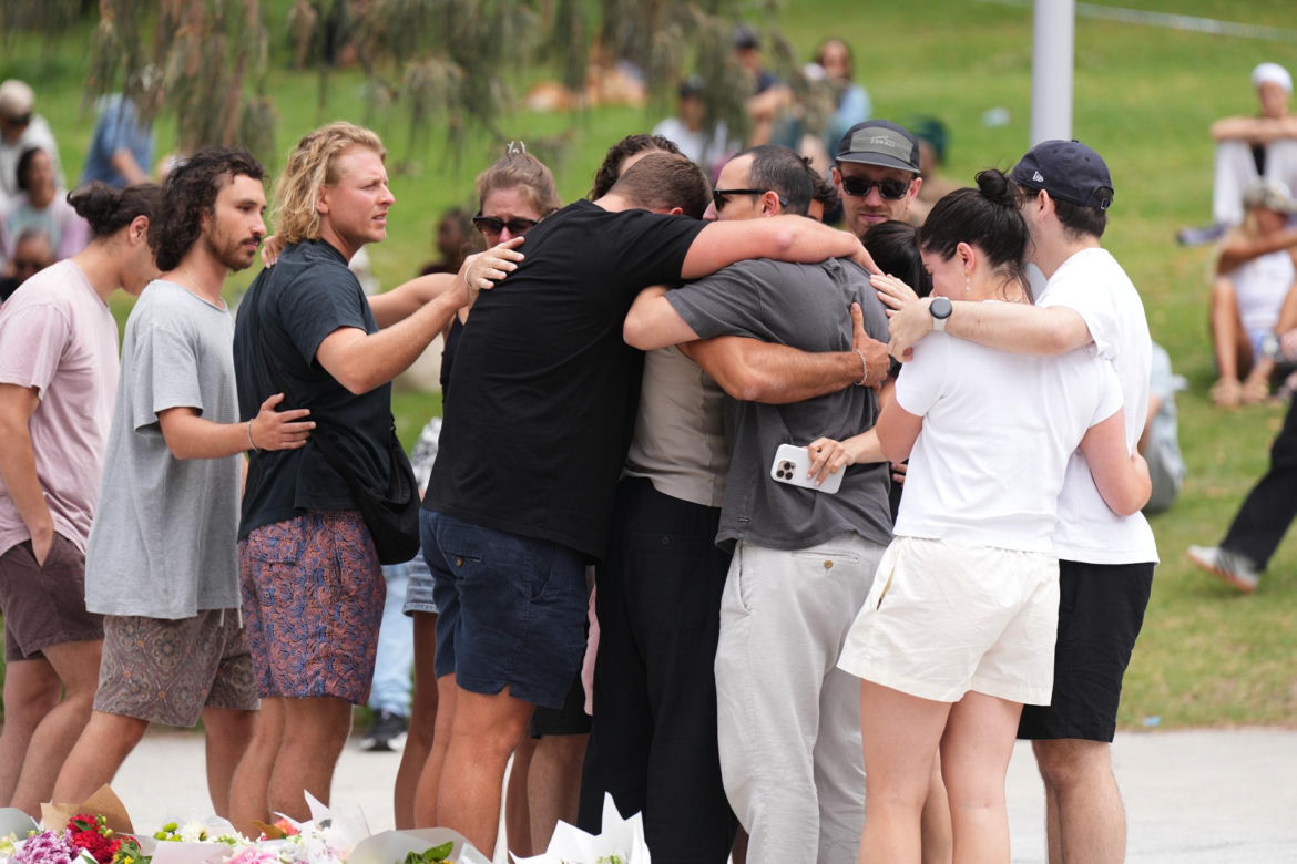Premier Australii Anthony Albanese zaproponował w poniedziałek zaostrzenie przepisów dotyczących broni palnej po strzelaninie, która miała miejsce w niedzielę na popularnej plaży Bondi w Sydney. Zginęło w niej co najmniej 15 osób.