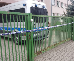Atak nożownika w szkole w Wawrze