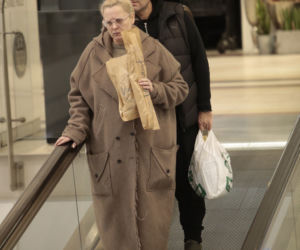 Kasia Nosowska z mężem kupuje kosci dla psa, a dla siebie bułki