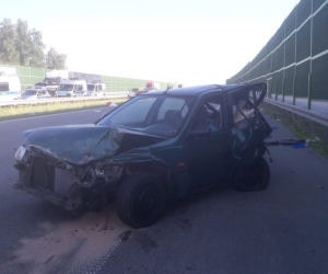 TRAGICZNY wypadek na A1. Kierowcę WYRZUCIŁO z auta, drugie DACHOWAŁO. Sprawca UCIEKŁ pozostawiajac samochód