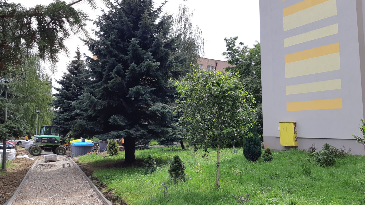 Śmietniki zbyt blisko bloków