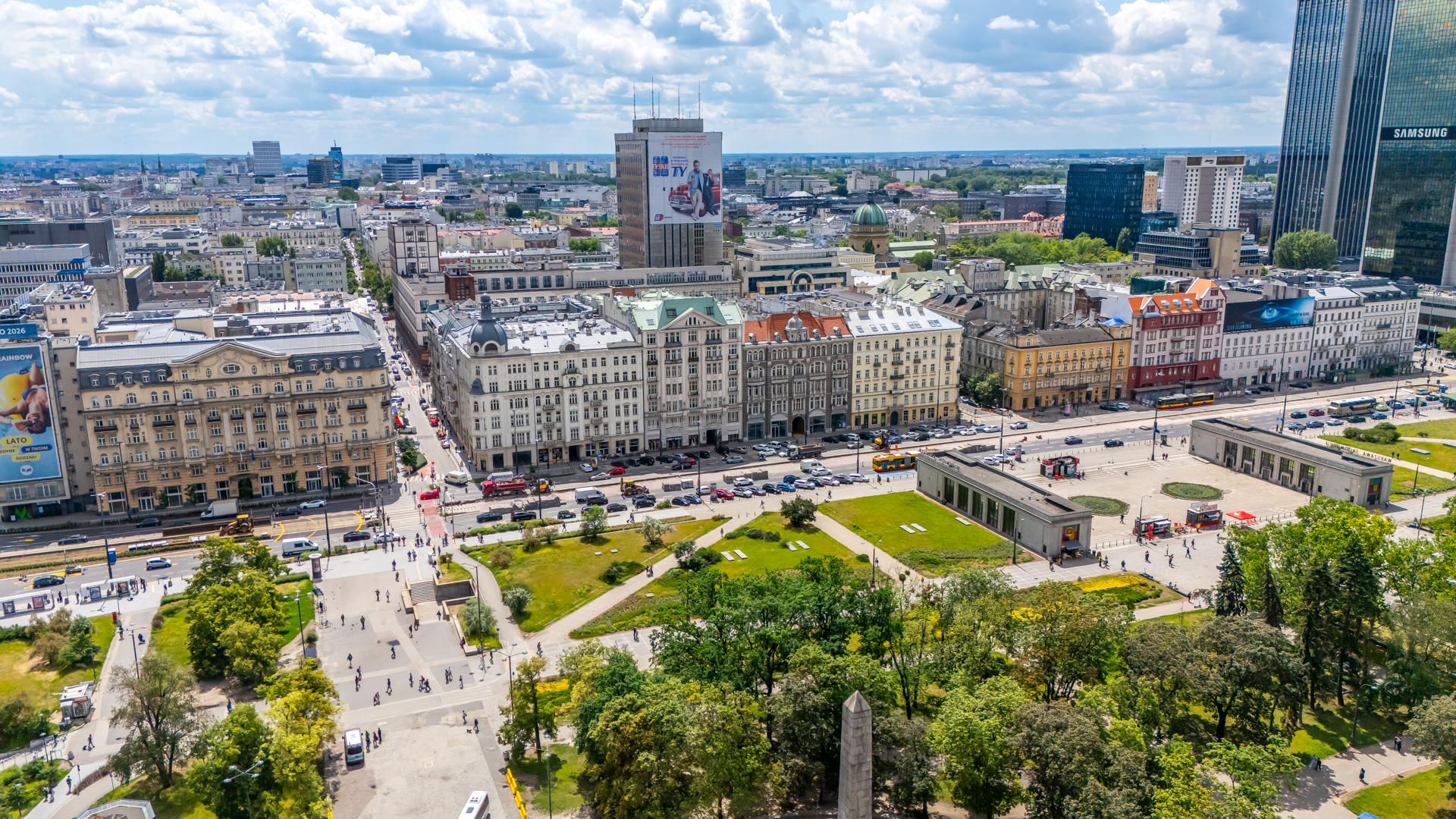 Południowa pierzeja Alej Jerozolimskich w centrum Warszawy