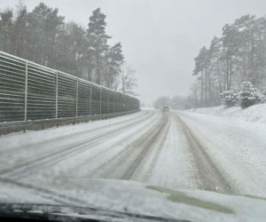 Potężne śnieżyce w woj. warmińsko-mazurskim. Najgorsze dopiero nadchodzi. Wydano czerwony alert