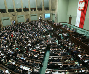 Nowy sondaż poparcia partii politycznych. Lider rankingu wyraźnie odskakuje opozycji