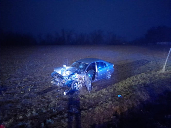 Bus huknął w forda i zepchnął go w pole. Kierowcy w szpitalu