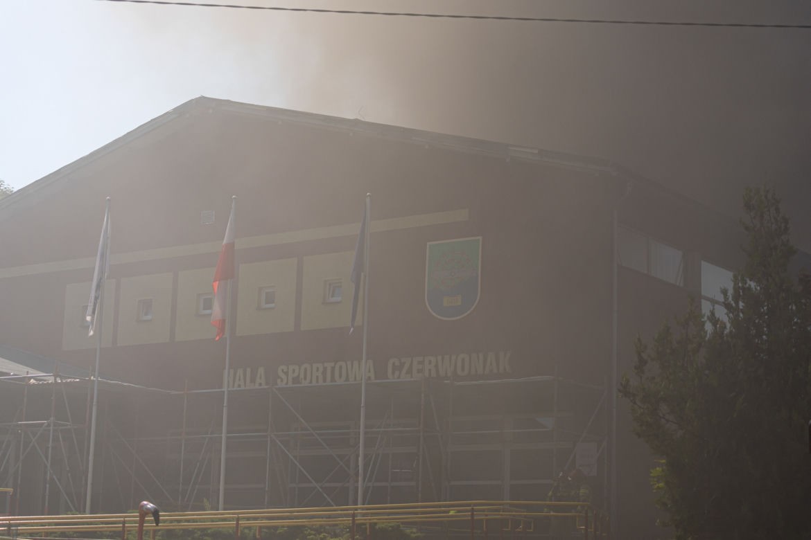 Pożar dachu hali sportowej w podpoznańskim Czerwonaku